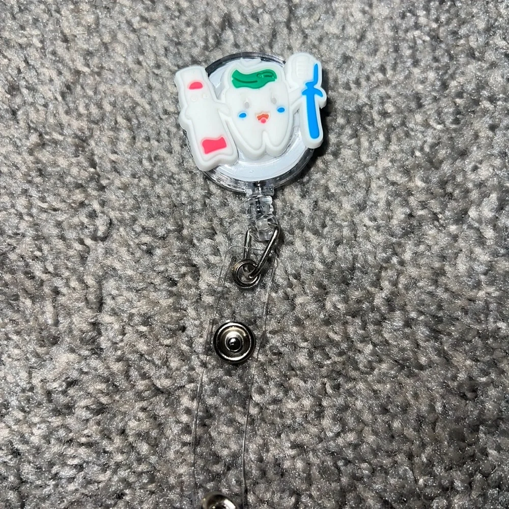 $1 DENTAL RETRACTABLE ID HOLDER CLIP. NEW. $1 WITH ANY $10 ORDER OR MORE - Picture 4 of 8